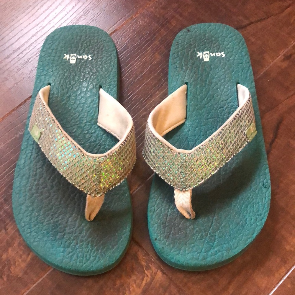 Girls Sanuk flip flops